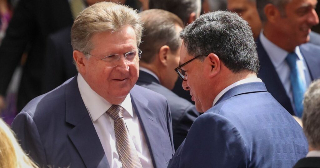 Denuncian que gente del grupo mexicano que quiere el Belgrano Cargas, ya se instaló en las oficinas del tren