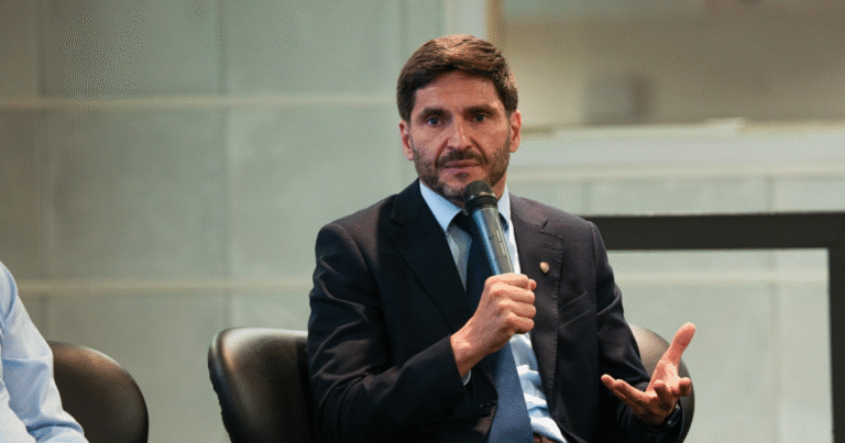 Pullaro cedió ante Caputo y trajo los dólares que tenía en Nueva York, justo cuando bajó fuerte la cotización