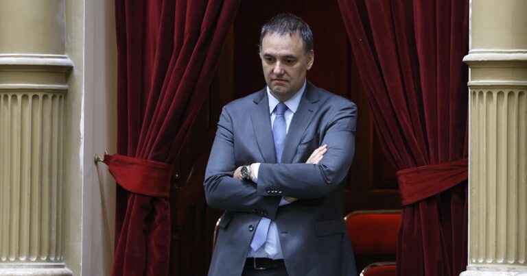 Adorni justificó el cierre de empresas: “Si vendés cassettes, te va a ir mal”