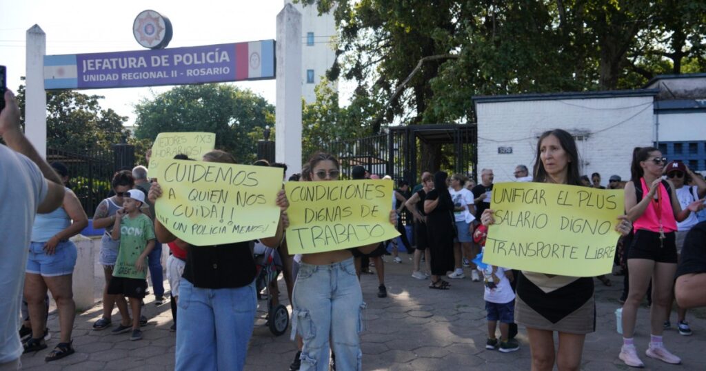 Familiares de policías bloquearon la Jefatura de Rosario en una protesta contra Pullaro