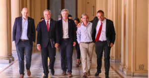 Papelón en la conferencia de prensa de Quirno y Adorni, obligaron a los empleados a aplaudirlos