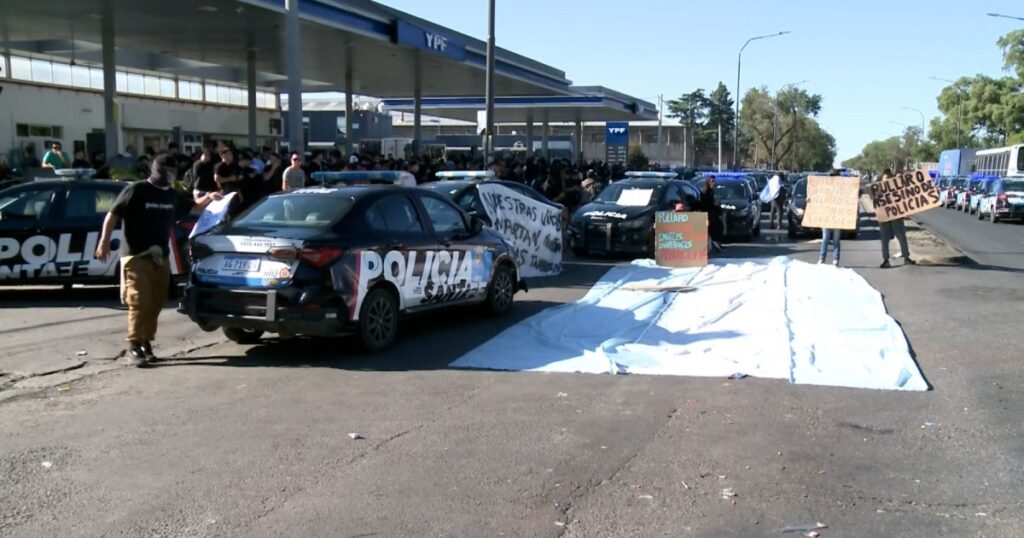 Extrema tensión en Rosario por la protesta policial, ya se resintió el servicio en la calle