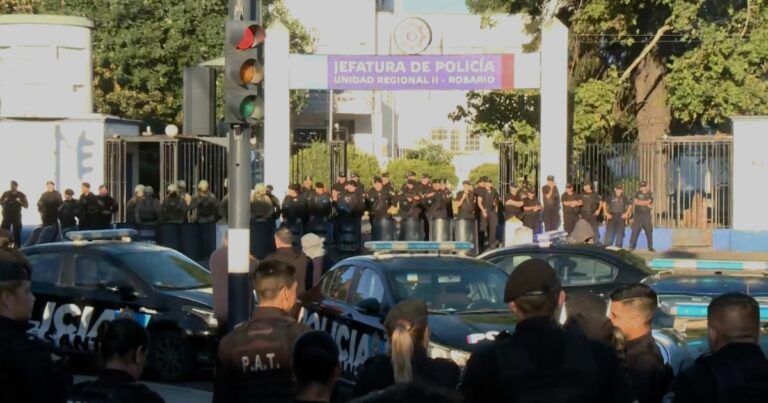 La protesta policial de Santa Fe se extiende y convocan a penitenciaros para patrullar Rosario