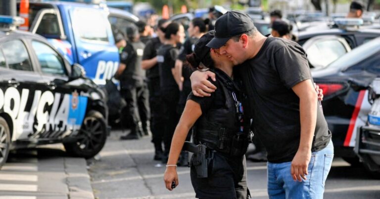 Tras un conflicto histórico, Pullaro anunció importantes subas salariales y la policía levantó la protesta