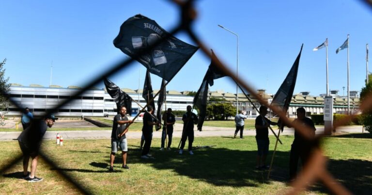 Los trabajadores de Fate pasan la noche en la fábrica pese a una orden de desalojo