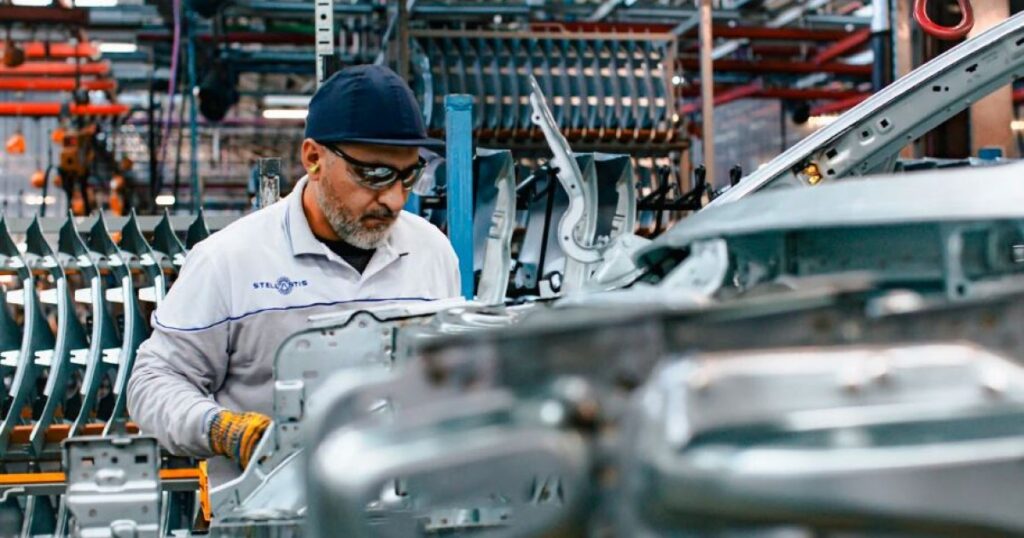 La empresa que fabrica Fiat, Peugeot y Citroën frenó la producción hasta marzo