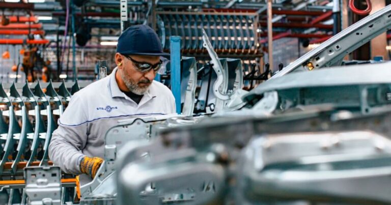 La empresa que fabrica Fiat, Peugeot y Citroën frenó la producción hasta marzo