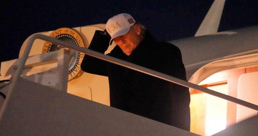 Sospechan que Trump alimentó una especulación en Wall Street de USD 900 mil millones con sus declaraciones sobre la guerra