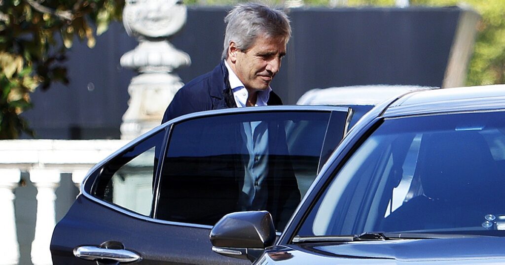 Caputo aflojó la aspiradora de pesos y consiguió USD 150 millones de los bancos