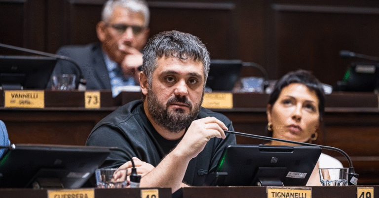 En la Legislatura, La Cámpora les recordó a los hermanos Adorni las veces que hicieron uso de los derechos laborales