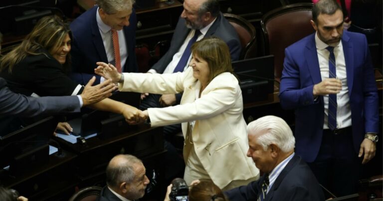 El gobierno doblegó al peronismo y la CGT con una contundente mayoría parlamentaria para aprobar la reforma laboral