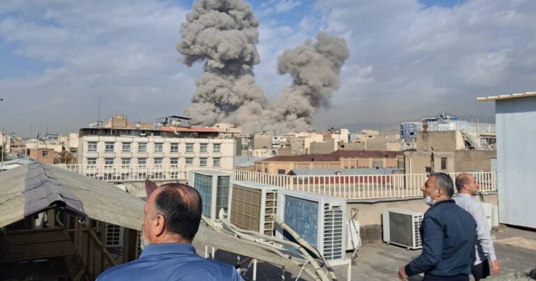 Estados Unidos e Israel lanzan misiles a Irán y Medio Oriente queda al borde de una guerra total