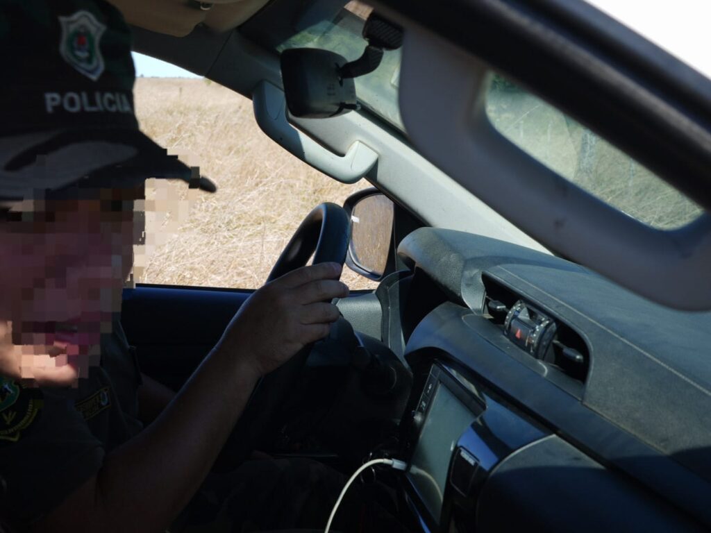 Dos policías y un civil, acusados de ingresar a un campo para robar y simular un allanamiento