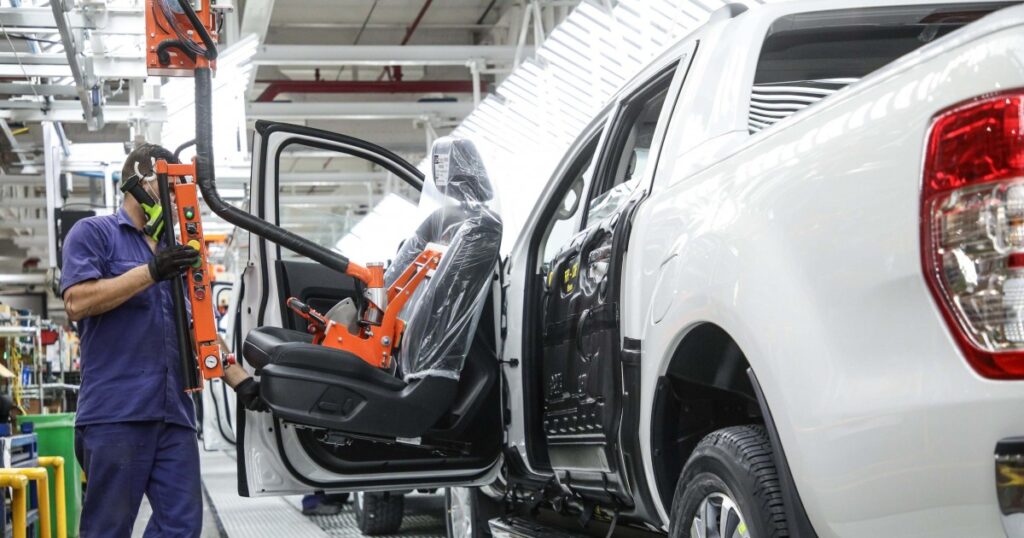 La producción de autos se derrumbó 30 por ciento en febrero y agudiza la crisis