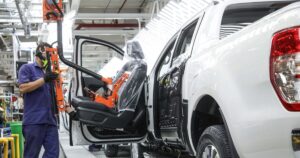 La producción de autos se derrumbó 30 por ciento en febrero y agudiza la crisis