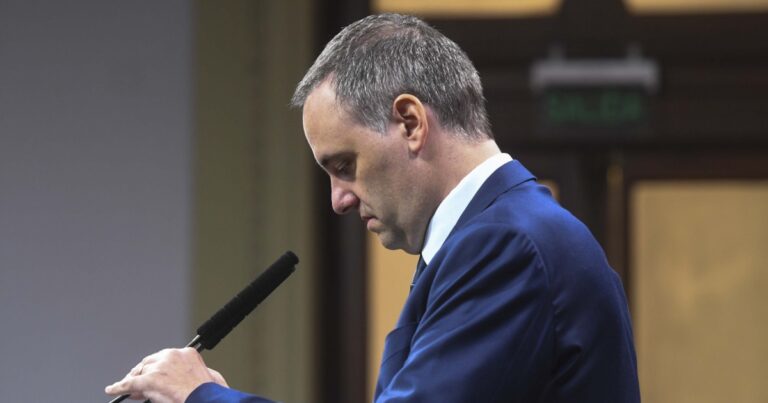 Docentes de la UBA organizan una clase pública frente al departamento de Adorni en Caballito