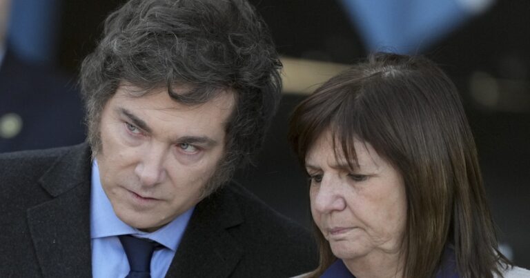 Milei levanta a Patricia ante el desastre de Adorni