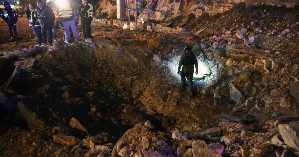 Irán lanza misiles supersónicos sobre Jerusalén y dice que atacó un portaaviones de EEUU