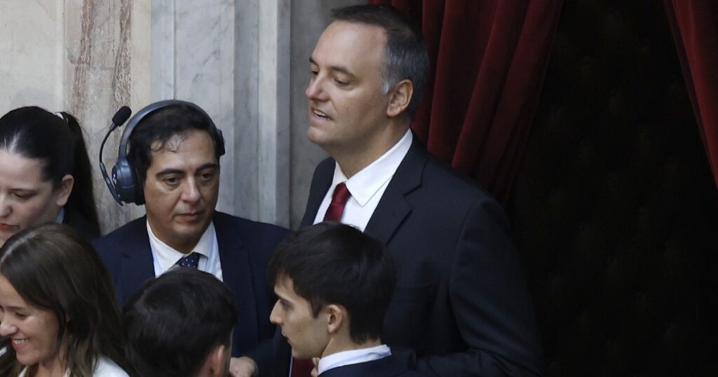 Adorni no descartó que Santiago Caputo haya filtrado el video del avión privado