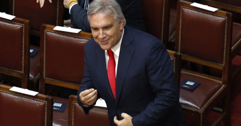 Llaryora delasotiza la gestión y afina el vínculo con los intendentes peronistas