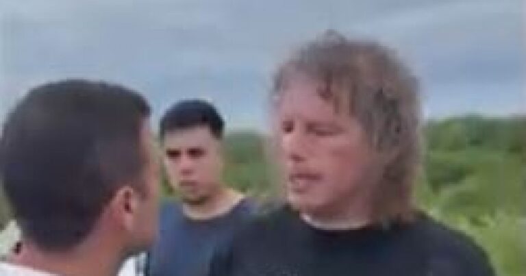 El libertario Pelli quiso repartir colchones a los inundados tucumanos y recibió un feroz cabezazo de un puntero peronista