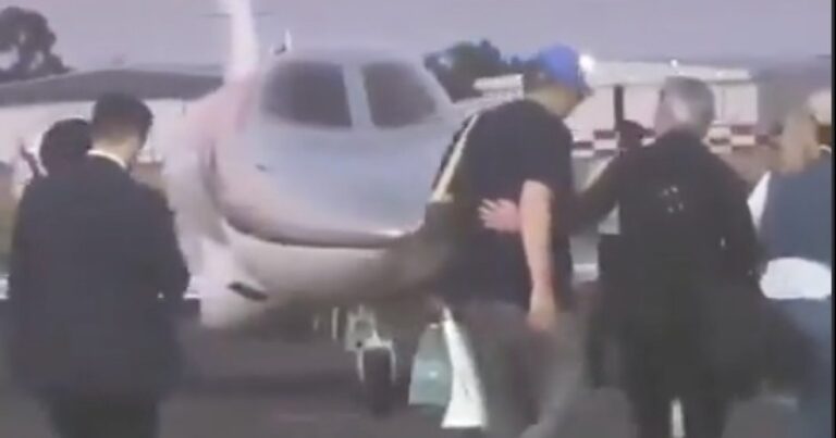 Un video confirma el viaje de Adorni a Punta del Este en avión privado