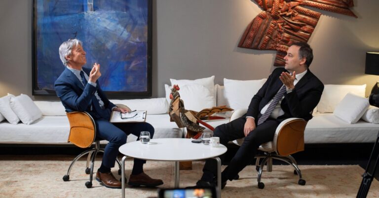 Sospechan que Adorni es socio en la productora que pagó el pasaje a Punta del Este