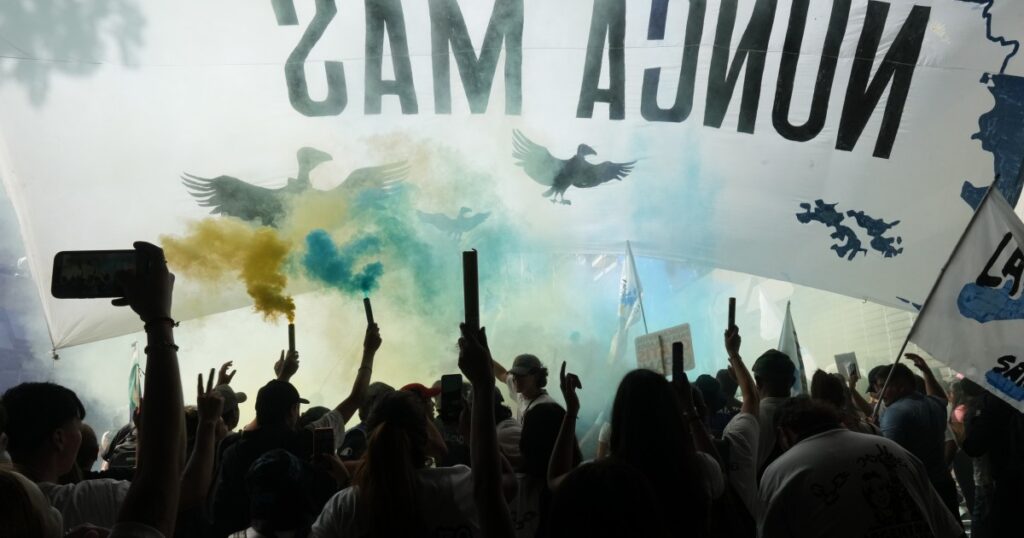 Una histórica movilización por los 50 años del golpe desbordó la Plaza de Mayo, en un mensaje a Milei