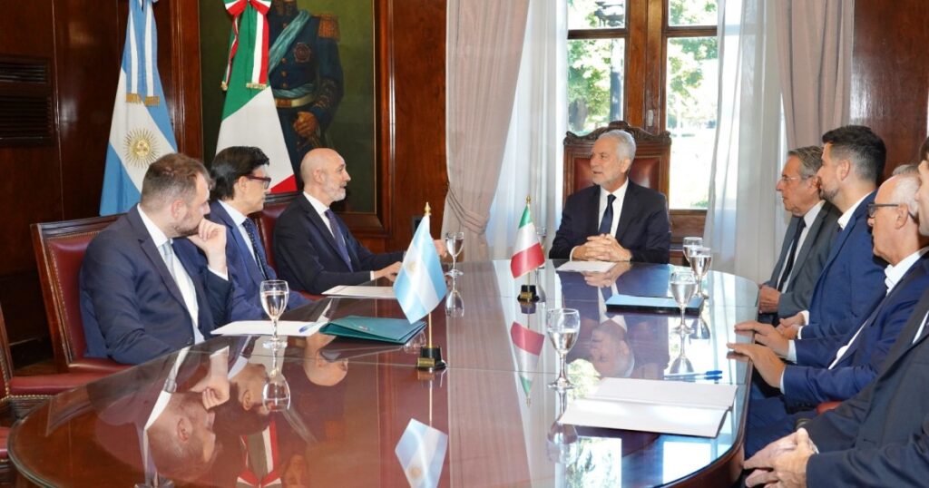 Alak recibió al embajador de Italia y lo declaró Visitante Ilustre