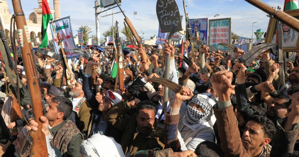 Los hutíes de Yemen atacaron a Israel y amenazan con bloquear otra ruta clave para el paso de petróleo y gas