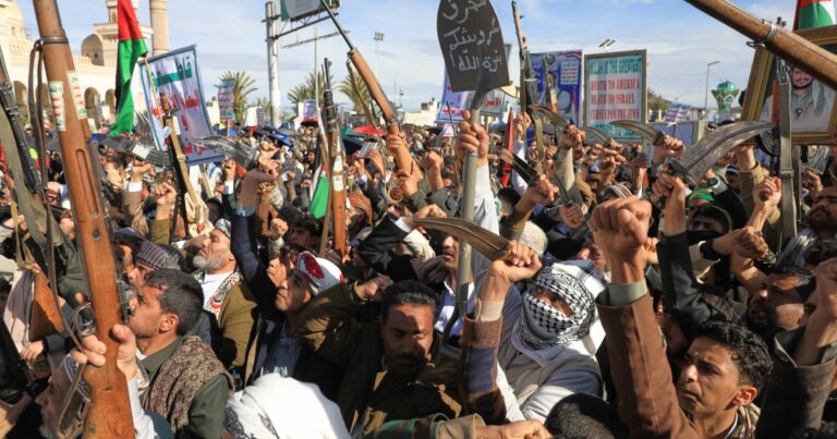 Los hutíes de Yemen atacaron a Israel y amenazan con bloquear otra ruta clave para el paso de petróleo y gas