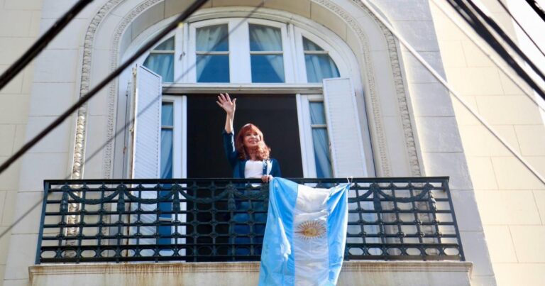 Parrilli dijo que Cristina tiene que ser candidata y tantean una fórmula con Uñac