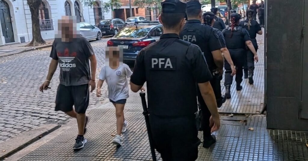 Adorni se hizo custodiar por 60 policías, asustado por la clase abierta de los alumnos de Filosofía