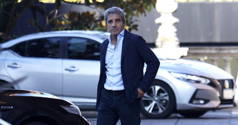 Fracasó una licitación de deuda de Caputo y el riesgo país se disparó