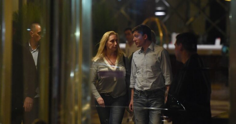 Un “empate nuclear” entre Karina y Santiago traba la salida de Adorni