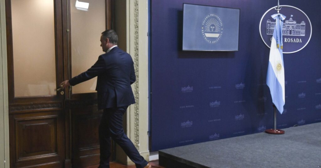 Adorni suspendió la conferencia de prensa por temor a otro papelón