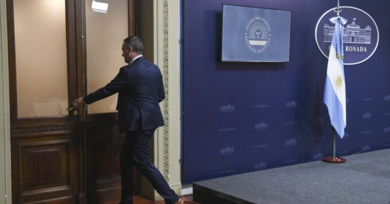 Adorni suspendió la conferencia de prensa por temor a otro papelón