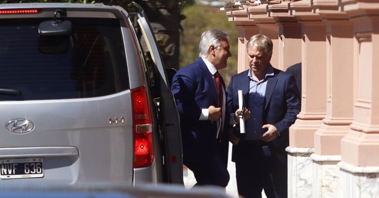 Llaryora le dio 40% de aumento a los docentes y blanquea la crisis del plan de Milei