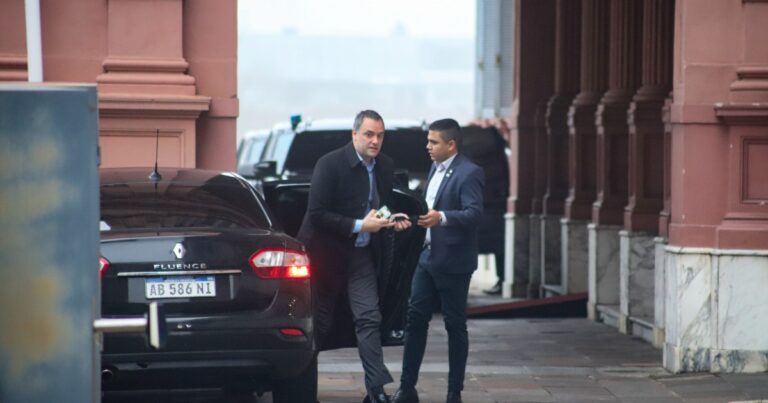 Otras dos mujeres le prestaron 100 mil dólares a Adorni para que se compre una casa en un country