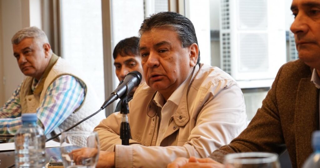 Culpan a Uatre por el conflicto en el puerto de Quequén que impide la salida de 450 mil toneladas de granos