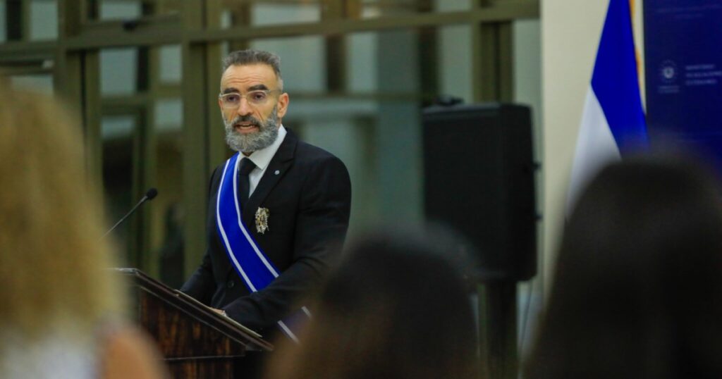 Rebelión de los libertarios contra la orden de Quirno para que rechacen el regreso de Venezuela al Parlasur