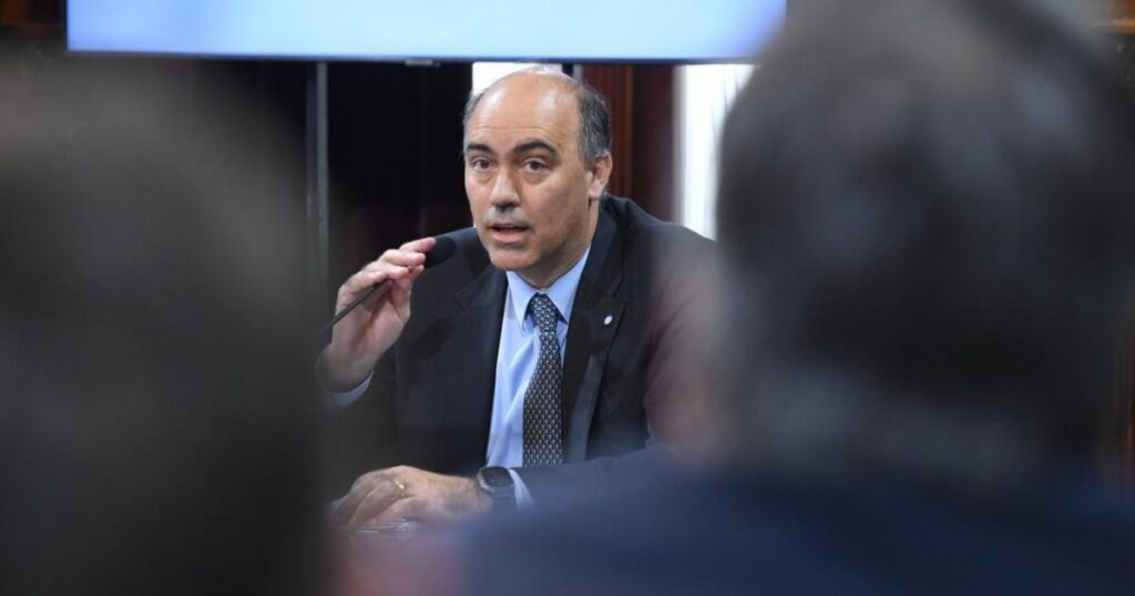 El embajador en España se reunió con un hombre de Pedro Sánchez y estalló la interna con los libertarios