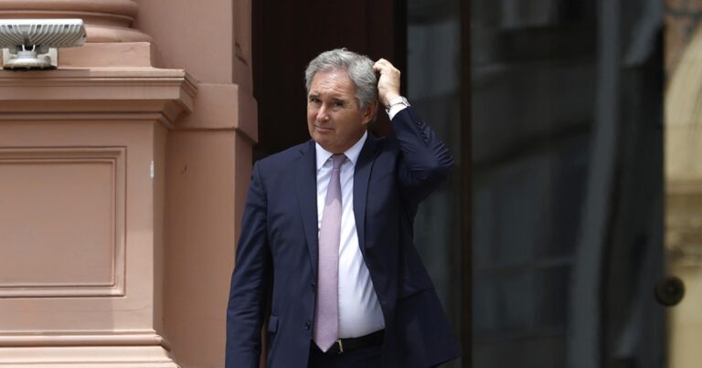 Quirno demora el tratado de patentes y choca con Sturzenegger