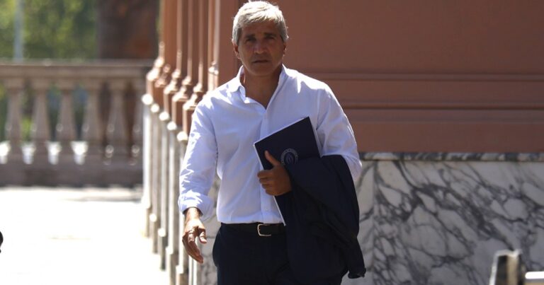 Caputo sostuvo el superávit gracias a las privatizaciones y pateando pagos por 1,4 billones