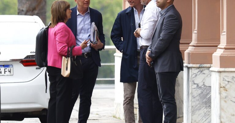 Los ministros dicen que hay que echar a Adorni para tener un vocero contra la crisis de los créditos hipotecarios