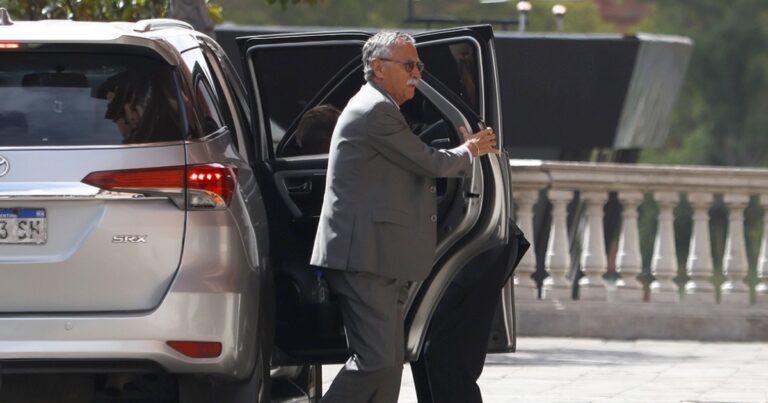 La conspiración de los hospitales y el choque con Toto Caputo, detrás de las versiones de renuncia de Lugones