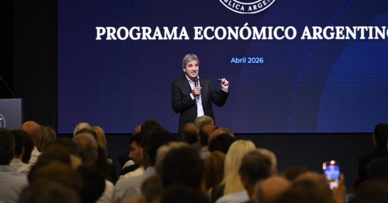 Caputo sacado ante los empresarios: “Me dan ganas de cagarlos a patadas en el culo”