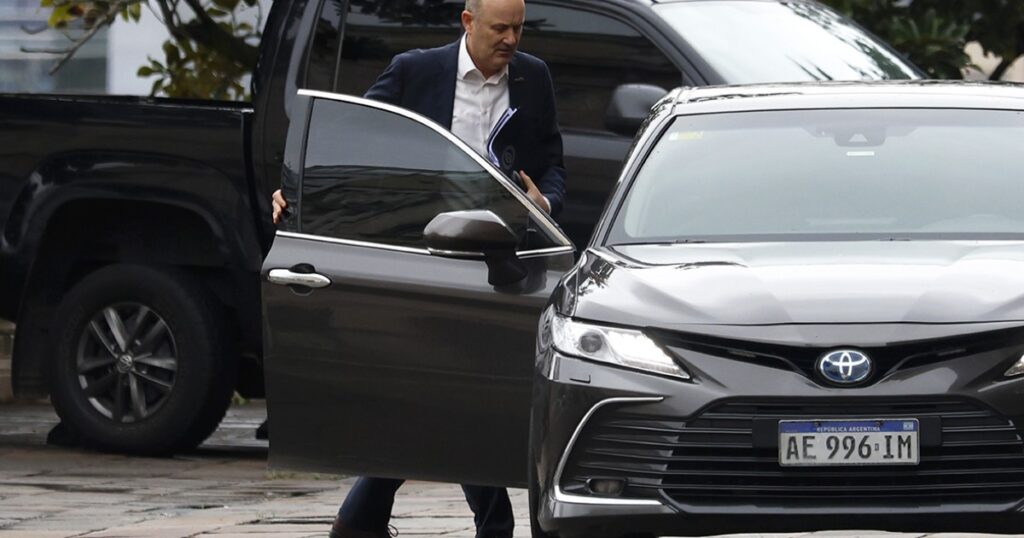 Furia de los empresarios con Sturzenegger por el decreto que elimina el practicaje