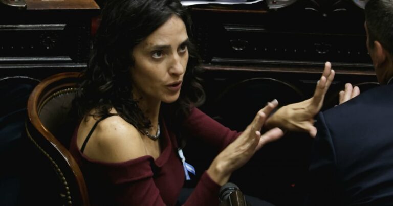 Adorni se salvó de la interpelación por el bloqueo de los libertarios y el PRO pero quedó cerca de la moción de censura