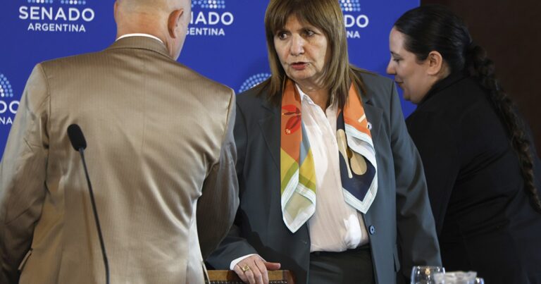 Sinuosa defensa de Bullrich a Adorni: “Está muy tocado, pero Milei decidió mantenerlo”